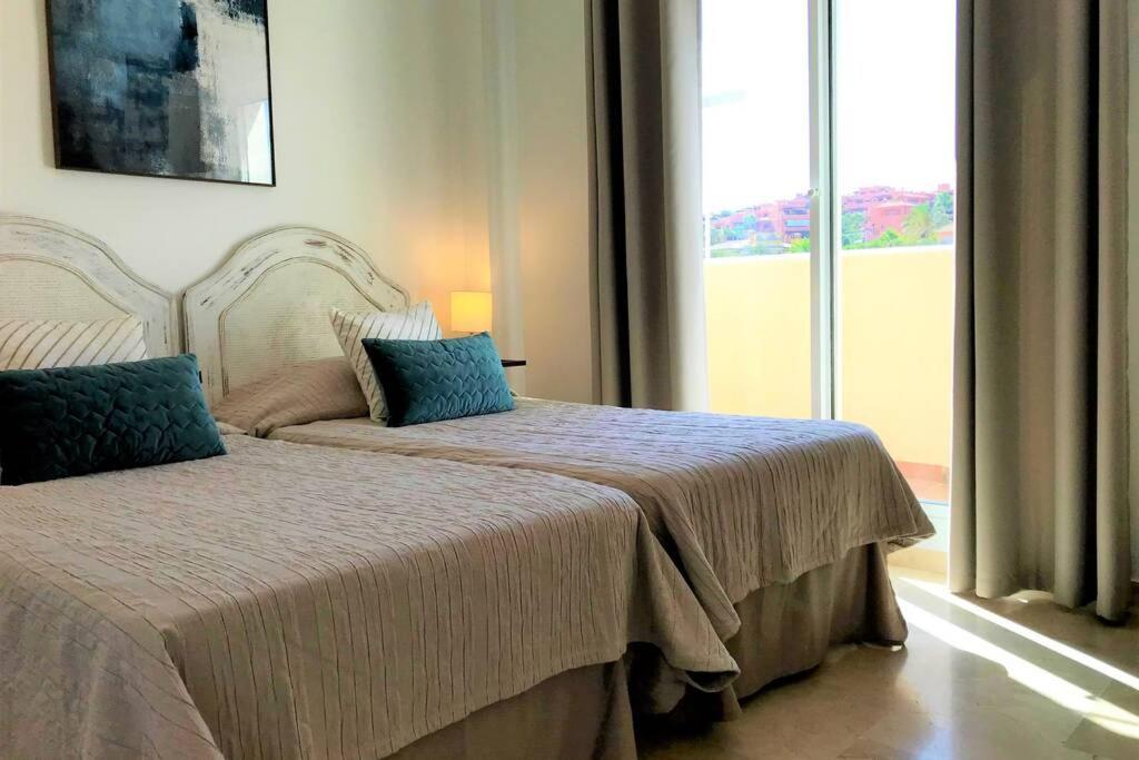 Penthouse Bermuda Beach 2 Естепона Екстериор снимка